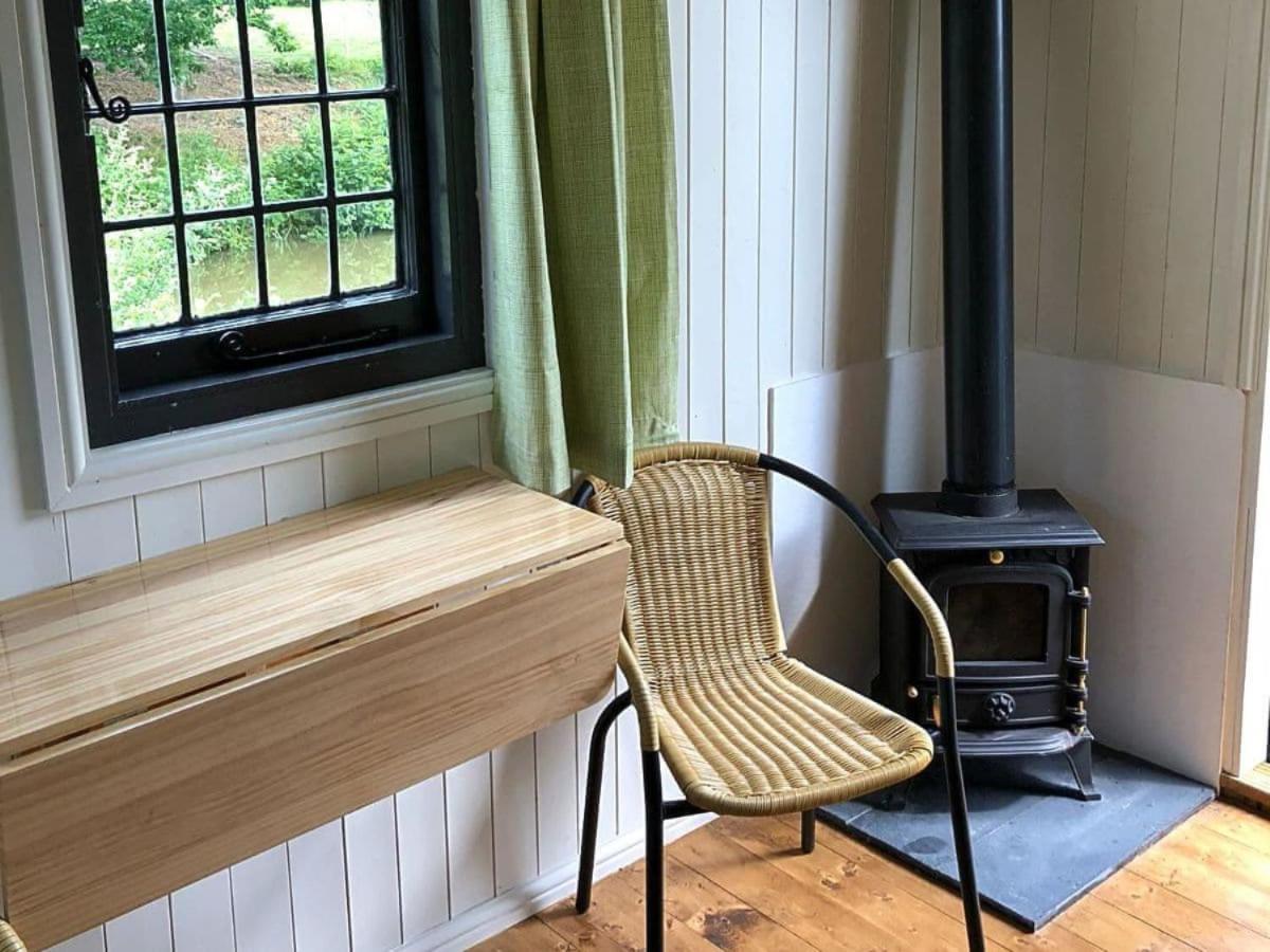 Snug & Secluded Lakeside Shepherds Hut 'carp' *