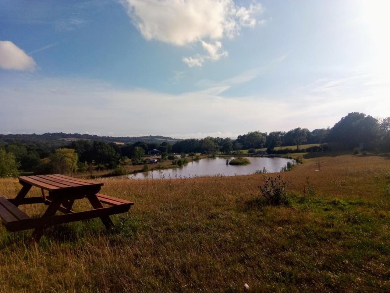 Snug & Secluded Lakeside Shepherds Hut 'carp' Holiday home Uckfield